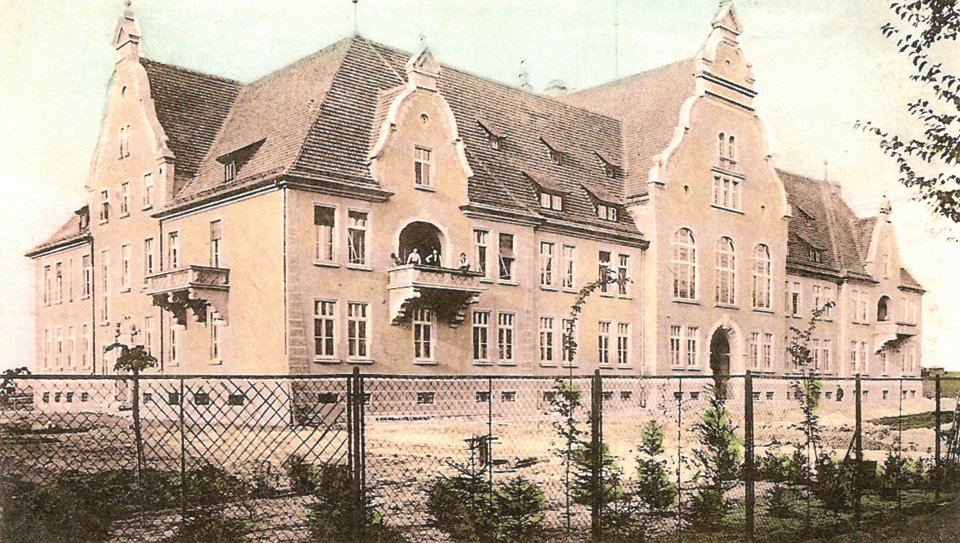 Archiwalne zdjęcie budynku Starostwa Powiatowego w Złotowie (obiekt jeszcze z balkonami, których dziś nie ma). Budynek Starostwa Powiatowego w Złotowie - zdjęcie archiwalne