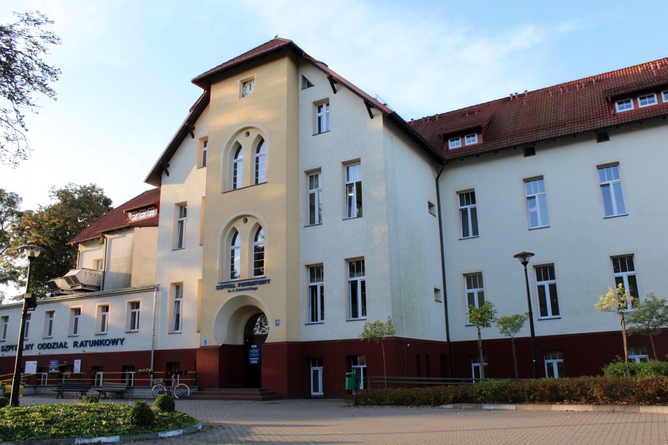 Szpital Powiatowy im. Alfreda Sokołowskiego w Złotowie. Zdjęcie budynku, w którym mieści się Szpitalny Oddział Ratunkowy. Szpital Powiatowy im. Alfreda Sokołowskiego w Złotowie