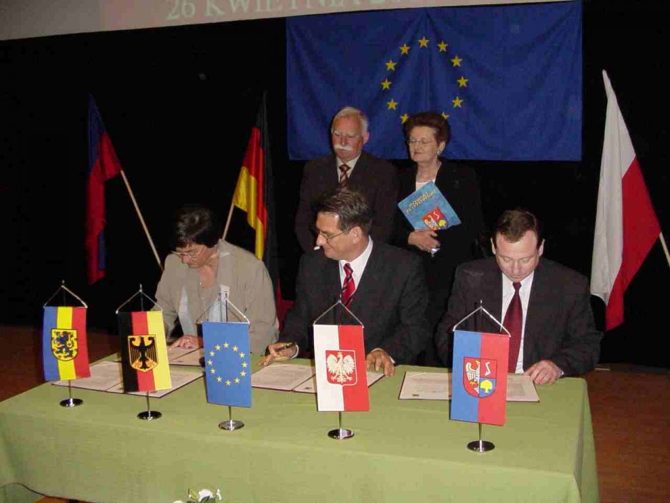 Umowę podpisują Marion Lau, Stanisław Godlewski i Mirosław Jaskólski. W tle Maria Polańska i Roman Koenig Podpisanie umowy partnerskiej