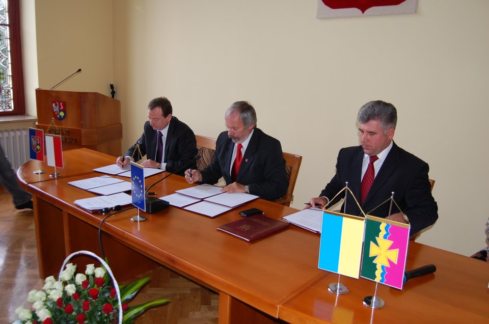 Umowę podpisują Mirosław Jaskólski, Andrzej Jasiłek i Wołodymir Wołoszyn Podpisanie umowy partnerskiej