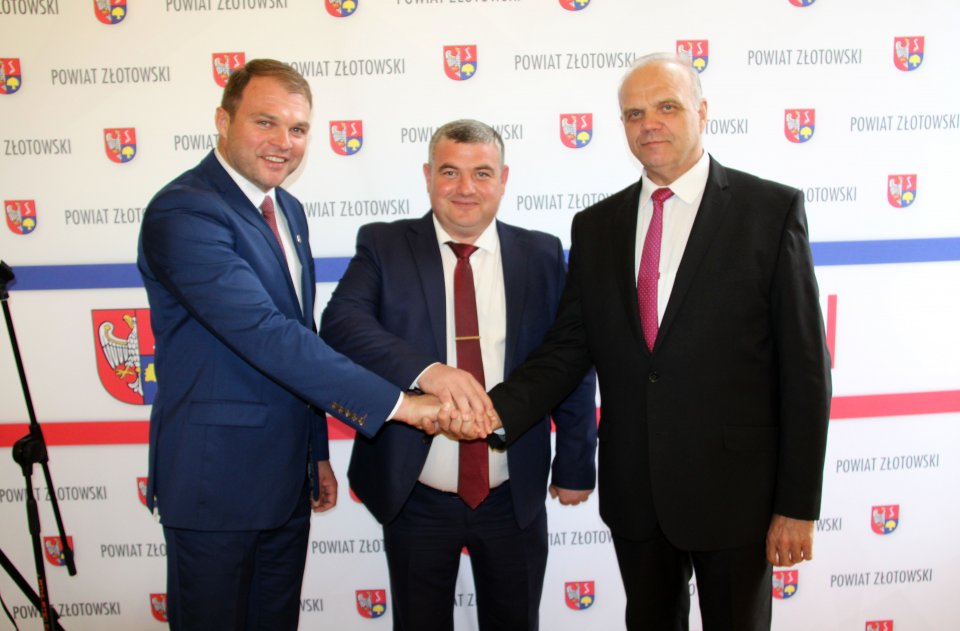 Julian Brewka, Ryszard Goławski i Mikhailo Vdovtsov współnie uścisnęli dłonie Partnerska współpraca