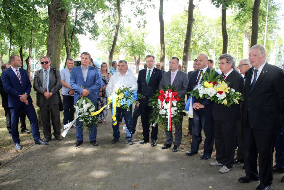 Delegacje Powiatu Złotowskiego, Powiatu Gifhorn, Powiatu Jampol, Miasta Złotowa oraz Heimatkreis Flatow złożyły wiązanki pod krzyżem posadowionym na dawnym cmentarzu ewangelickim w Złotowie Przed odsłonięciem pamiątkowej tablicy