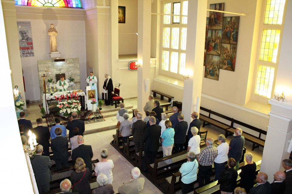 Ekumeniczna msza święta odbyła się w kościele pw. św. Stanisława Kostki w Złotowie. Widok na ołtarz i wiernych Kościół pw. św. Stanisława Kostki